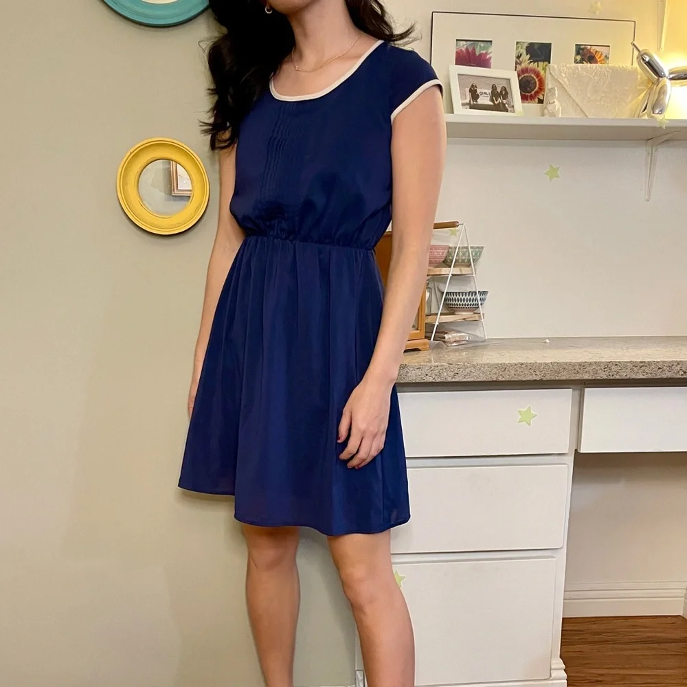 Short sleeve navy dress with white trimmings and pleating detail. Size S (0-2) - Picture 1 of 2